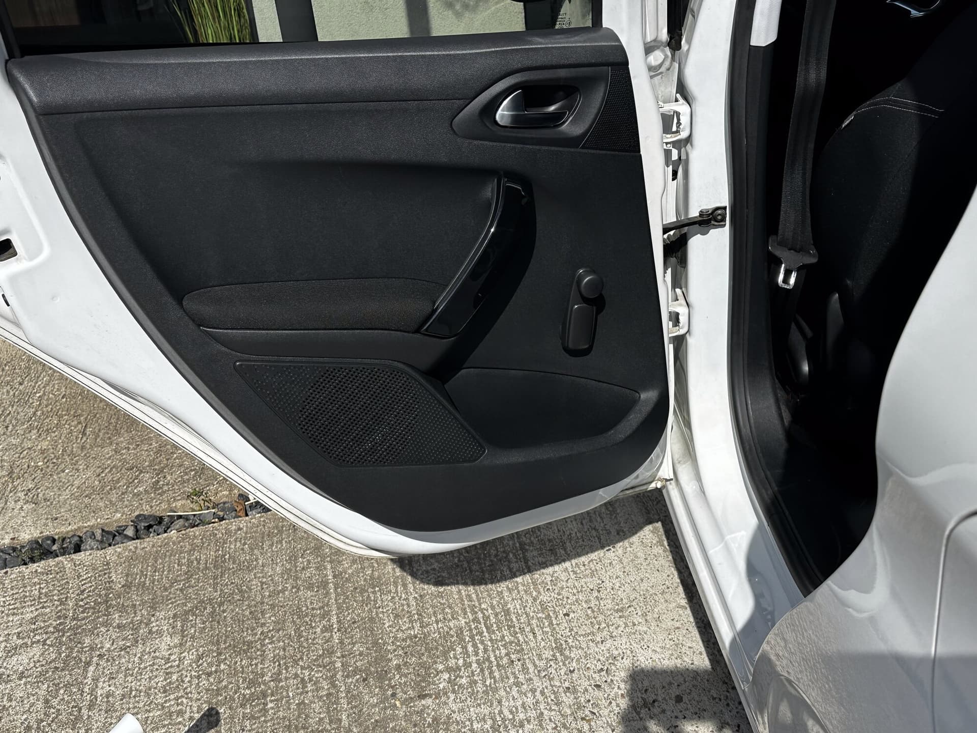 Contre-porte — nettoyage des plastiques — après intervention