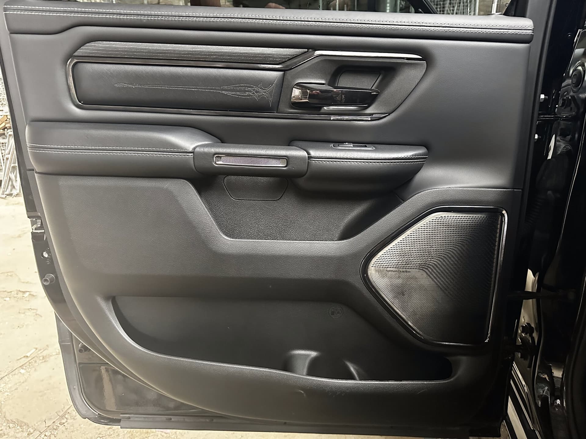 Panneau de porte — nettoyage cuir & plastiques — après intervention